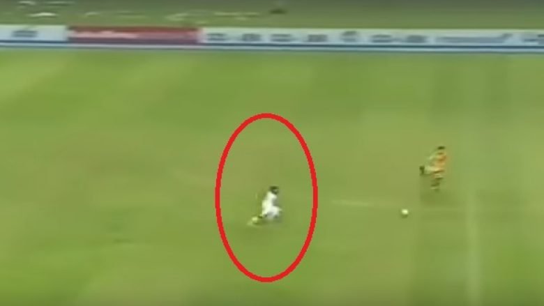 Indoneziani si Bolt, ka një shpejtësi marramendëse: Kalon kundërshtarin, portierin dhe në fund realizon gol (Video)