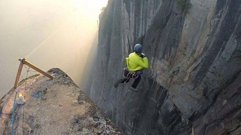 Mos shiko poshtë! “I krisuri” hedh veten nga një shkëmb në mbi 240 metra lartësi, pa ndonjë parashutë (Video)