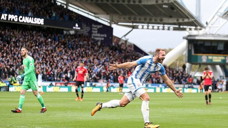 Huddersfield mposht Unitedin, ia shkakton humbjen e parë këtë sezon (Video)