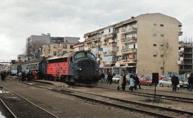Treni goditet me gurë në Klinavc të Klinës