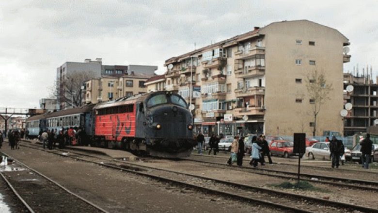 Treni goditet me gurë në Klinavc të Klinës