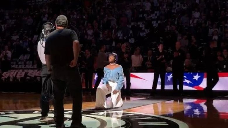 Këngëtarja Justine Skye ‘shokon’ publikun në finalen e NBA, thyen rregullat gjatë interpretimit të himnit (Video)