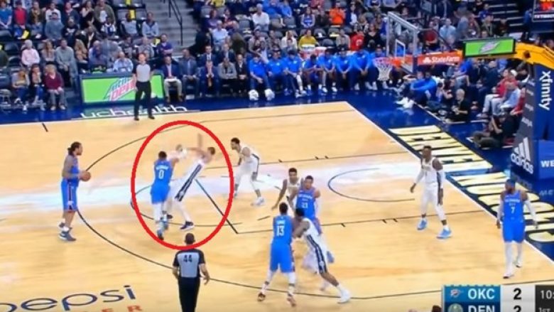 Westbrook e përplas për parketi basketbollistin serb, Jokic (Video)