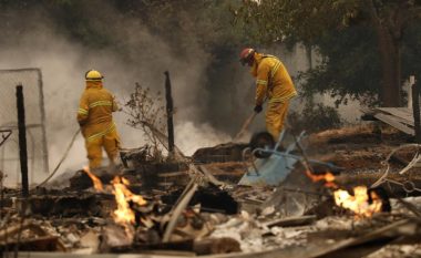 Deri tani 35 të vdekur dhe mbi 5 mijë shtëpi të djegura nga zjarret në Kaliforni