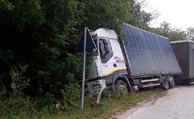 Përmbyset një kamion në Vallandovë, lëndohet shoferi