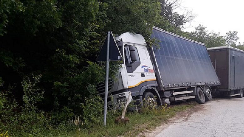 Përmbyset një kamion në Vallandovë, lëndohet shoferi