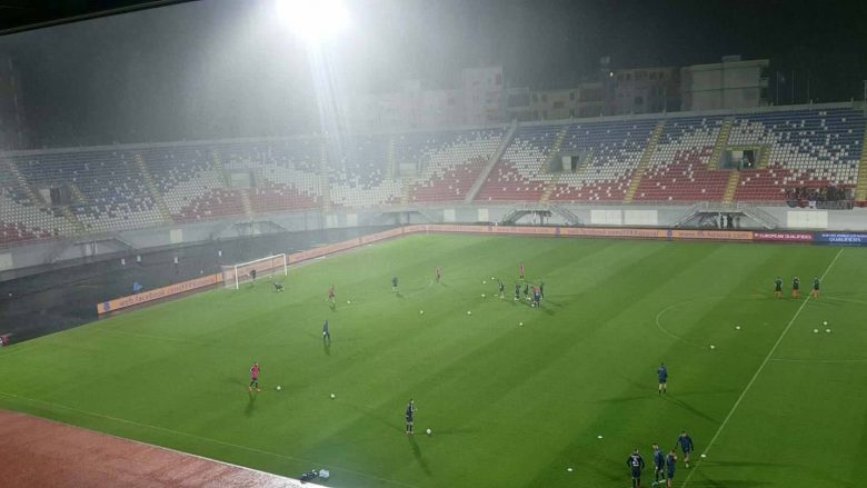 Futbollistët e Kosovës dhe Ukrainës dalin në nxehjen para ndeshjes, tribunat e zbrazura (Foto)