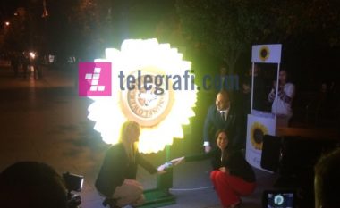 Një luledielli 'ndriçoi' Prishtinën, Haradinaj dhe Albana Osmani hapën fushatën sensibilizuese "Dardani je vesh me diell" (Foto)