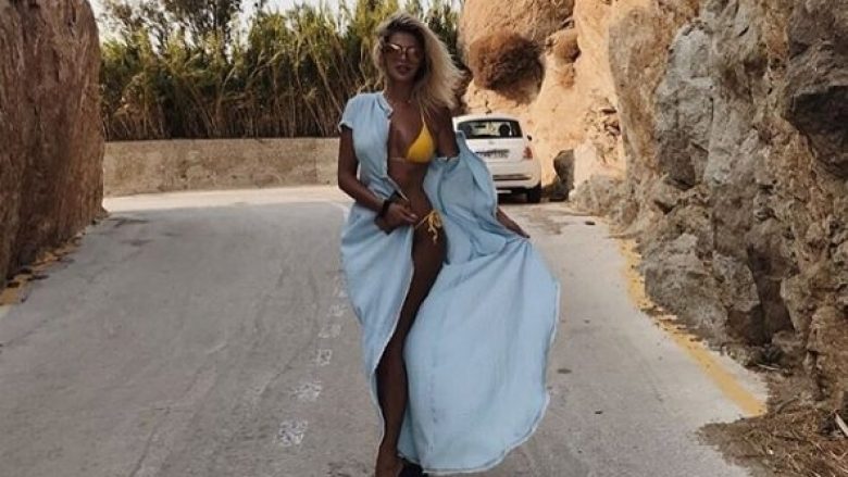 Luana Vjollca josh në një pozë me bikini nga Xhamajka (Foto)