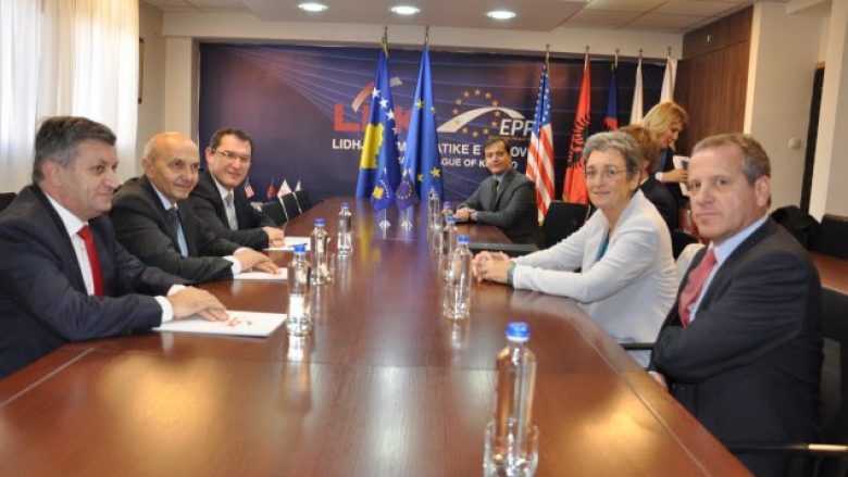 Mustafa takon eurodeputeten Lunacek, flasin për procesin integrues të Kosovës