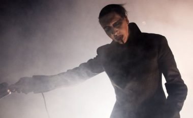 Marylin Mansonit i bie sipër skela metalike gjatë koncertit në New York (Foto/Video)
