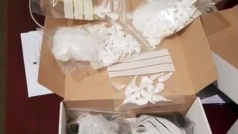 Policia u gjeti 18 paketime me marihuanë – arrestohen dy persona në Lipjan