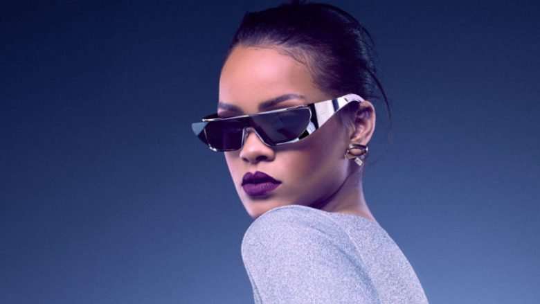 Rihanna ndryshon pamje: Kaçurrela të dendura, pa ndonjë model të caktuar (Foto)