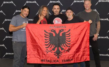 Fansi i Metallicas publikon imazh të bendit legjendar me flamurin kuq e zi (Foto)