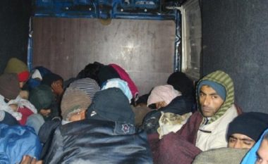 Policia ndalon trafikimin e disa migrantëve nëpër Maqedoni