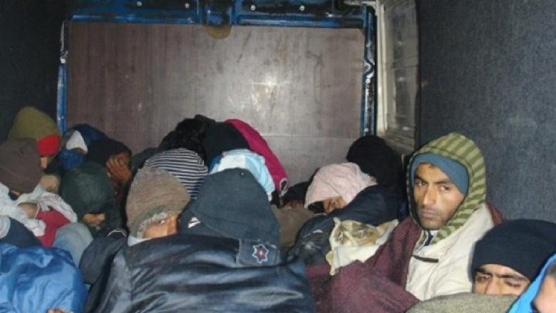 Në vendkalimin kufitar Bogorodicë zbulohen 13 refugjatë ilegal