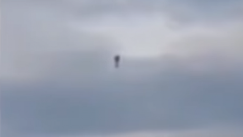 Pamje misterioze: Një “njeri” filmohet duke fluturuar në qiell! (Video)