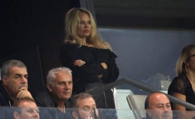 Pamela Anderson tani e ndjek edhe në stadium të dashurin futbollist (Foto)