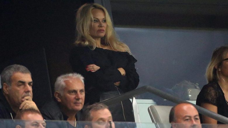 Pamela Anderson tani e ndjek edhe në stadium të dashurin futbollist (Foto)