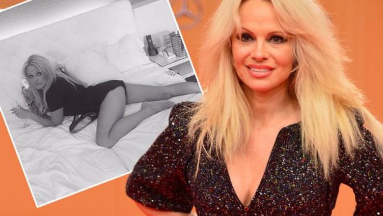 Pamela Anderson po vazhdon të publikojë imazhe lakuriq (Foto, +18)