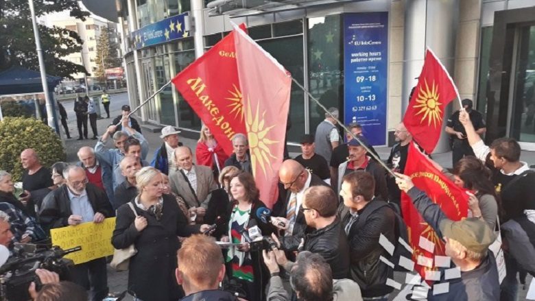 Presidenti Ivanov nuk i pranoi në takim shoqatat patriotike maqedone, ato e shpallën frikacak