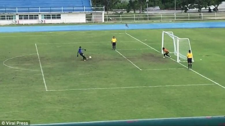 Portieri mendoi se penalltia ishte e humbur: Pamje që tregojnë se në futboll nuk duhet festuar para kohe (Video)