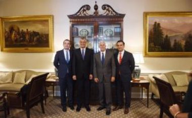 Zv/presidenti amerikan e njofton Thaçin me dy shqiptarët që punojnë në Shtëpinë e Bardhë (Foto)