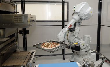 Tanimë picat do të përgatiten edhe nga një robot! (Video)