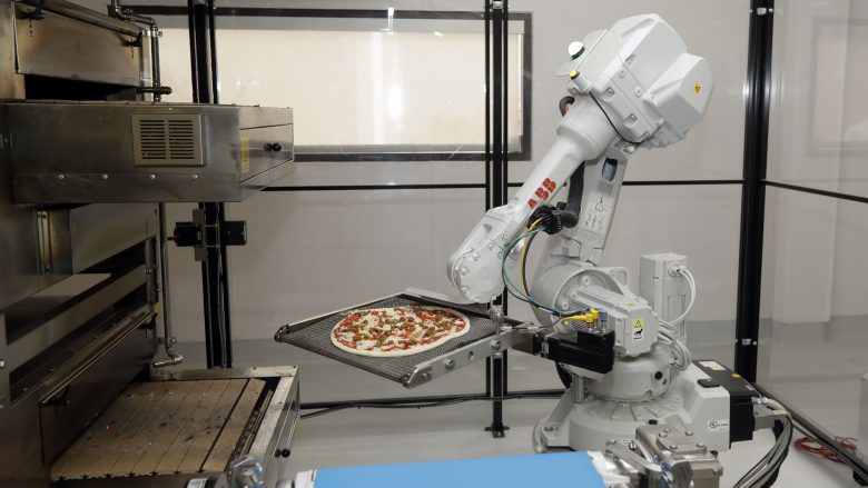 Tanimë picat do të përgatiten edhe nga një robot! (Video)