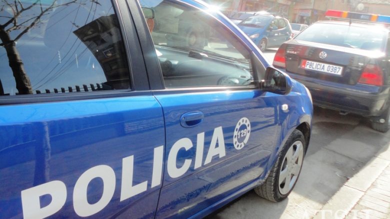 Plagosën me thikë një 40-vjeçar, shpallen në kërkim dy të rinj në Tiranë