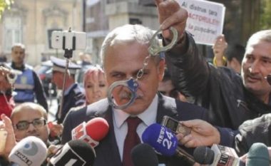 Akuzohet për korrupsion, protestuesit e presin me pranga politikanin rumun (Video)