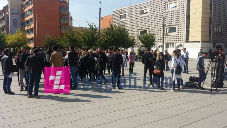 Gazetarët kosovarë protestojnë, kërkojnë liri dhe siguri në raportim (Foto)