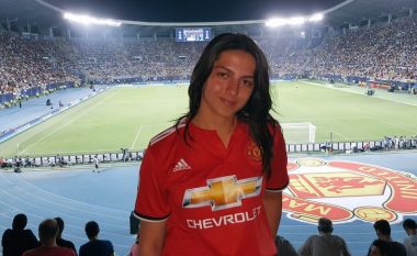 Tifozja nga Kosova, Rina Asani fiton fanellën e nënshkruar nga Ander Herrera të Unitedit (Foto)