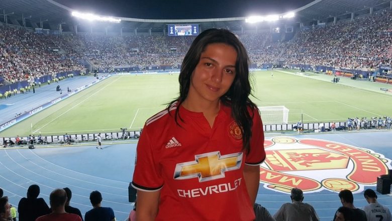 Tifozja nga Kosova, Rina Asani fiton fanellën e nënshkruar nga Ander Herrera të Unitedit (Foto)