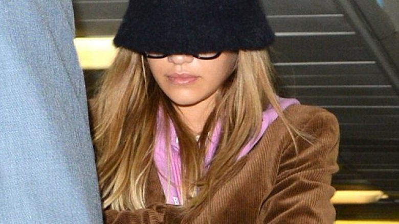 Maskohet në aeroportin londinez, Rita Ora (Foto)