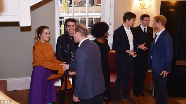 Rita Ora takohet me Princin William dhe Harry (Video/Foto)