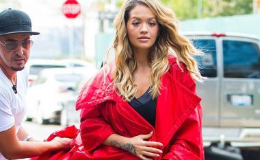 Rita Ora mahnit me dukjen rrugëve të New Yorkut, provokuese dhe me shumë stil (Foto)