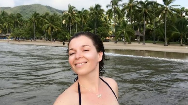 Rona Nishliu shfaqet nga pushimet në Meksikë, nuk zbulon tërë trupin me bikini (Foto)