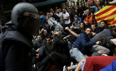 Skena dhune në Spanjë: Po derdhet gjak për shkak referendumit në Kataloni (Video)