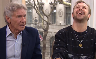 Shkuan në emision ta promovonin filmin e ri, Harrison Ford dhe Ryan Gosling nuk mund të flisnin nga të qeshurat (Foto/Video)