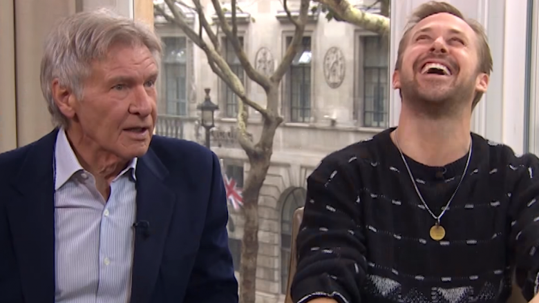 Shkuan në emision ta promovonin filmin e ri, Harrison Ford dhe Ryan Gosling nuk mund të flisnin nga të qeshurat (Foto/Video)