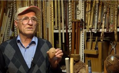 Në punëtorinë e tij ka rreth 1700 instrumente me frymë: Instrumentet e “harruara” në duar të mjeshtrit (Video)