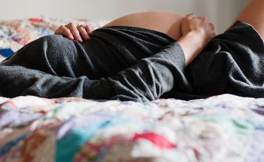 Fjetja në shpinë në muajt e fundit të shtatzënisë nuk është assesi e mirë për beben dhe mund të ketë pasoja fatale