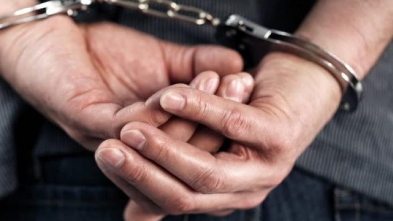 Tenton të përdhunojë një grua, arrestohet 56-vjeçari