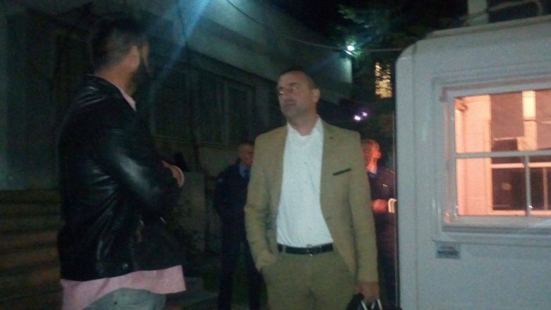 Vetëdorëzohet në polici i dyshuari për sulmin ndaj gazetarit Vehbi Kajtazi (Foto)