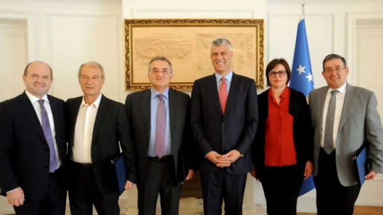 Thaçi nderon me medaljen presidenciale të meritave albanologët nga Kalabria dhe Sicilia