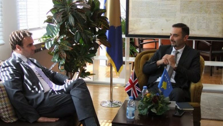 Britania rikonfirmon mbështetjen në zhvillimin ekonomik të Kosovës