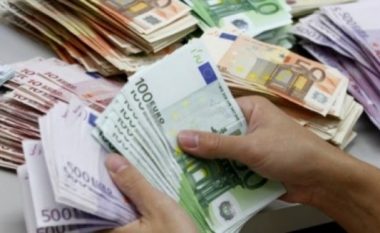 U vidhte para klientëve nga xhirollogaritë, arrestohet punëtorja e bankës