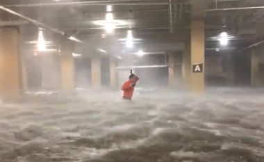 Fotografi “lufton” me uraganin e fuqishëm, vetëm për të kapur pamjet e përmbytjes së një kazinoje (Video)