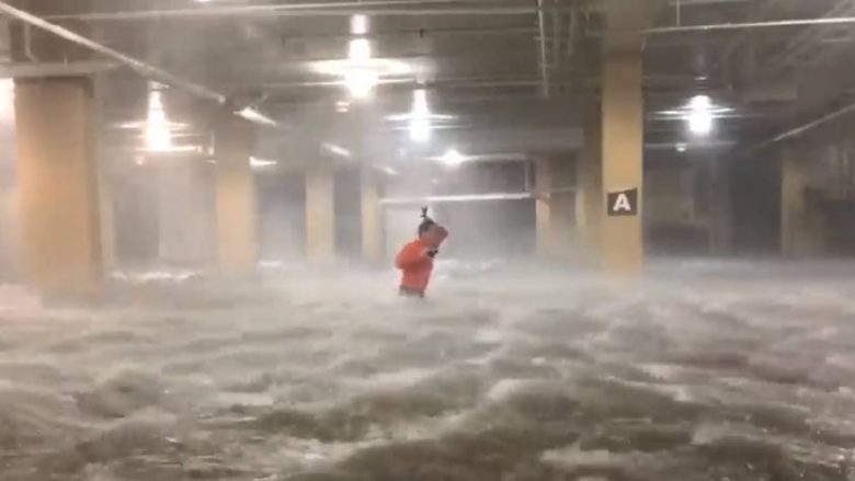 Fotografi “lufton” me uraganin e fuqishëm, vetëm për të kapur pamjet e përmbytjes së një kazinoje (Video)